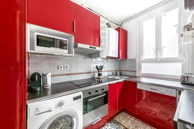 Cuisine ou kitchenette dans l'établissement Montmartre - Lamarck - Caulaincourt 2bdr by B'Your Home