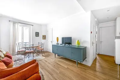 Télévision ou salle de divertissement dans l'établissement Montmartre - Lamarck - Caulaincourt 2bdr by B'Your Home