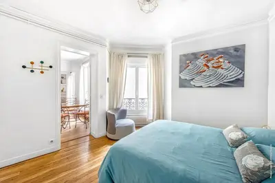 Un ou plusieurs lits dans un hébergement de l'établissement Montmartre - Lamarck - Caulaincourt 2bdr by B'Your Home