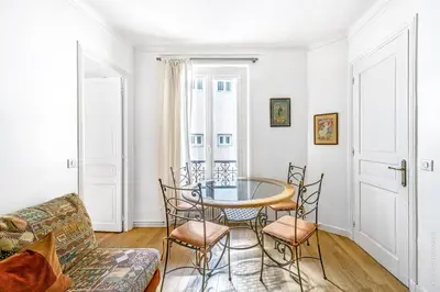 Coin salon dans l'établissement Montmartre - Lamarck - Caulaincourt 2bdr by B'Your Home