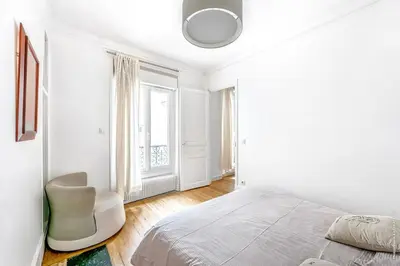 Un ou plusieurs lits dans un hébergement de l'établissement Montmartre - Lamarck - Caulaincourt 2bdr by B'Your Home