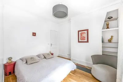 Un ou plusieurs lits dans un hébergement de l'établissement Montmartre - Lamarck - Caulaincourt 2bdr by B'Your Home
