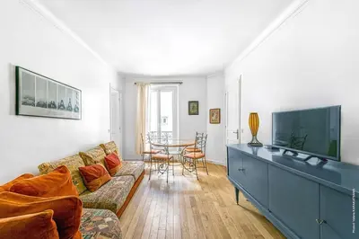Télévision ou salle de divertissement dans l'établissement Montmartre - Lamarck - Caulaincourt 2bdr by B'Your Home