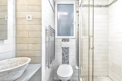 Salle de bains dans l'établissement Pompidou - Archives 1bdr