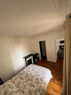 Un ou plusieurs lits dans un hébergement de l'établissement Cosy appartement paris à deux pas