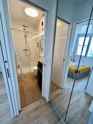 Salle de bains dans l'établissement 5 Stars 2-BR in Center , Air Conditioner , Elevator
