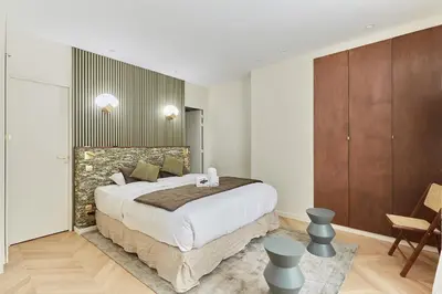 Un ou plusieurs lits dans un hébergement de l'établissement Apartment Champs Elysée bu Studio prestige