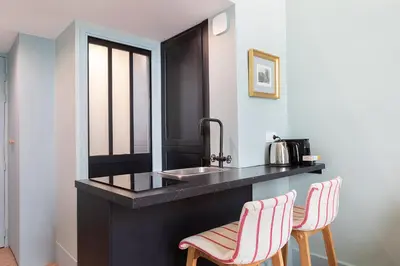 Cuisine ou kitchenette dans l'établissement Pick A Flat's Apartment in Saint-Germain des Près - Rue Paul Louis Courier