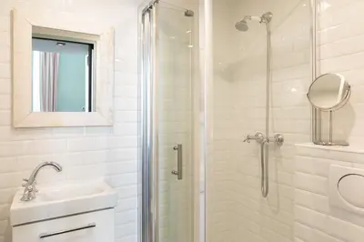 Salle de bains dans l'établissement Pick A Flat's Apartment in Saint-Germain des Près - Rue Paul Louis Courier