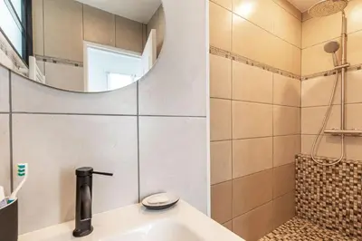 Salle de bains dans l'établissement Stylish Paris Apartment near Louvre & Notre-Dame