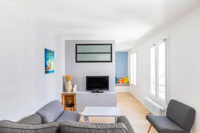 Télévision ou salle de divertissement dans l'établissement Stylish Paris Apartment near Louvre & Notre-Dame