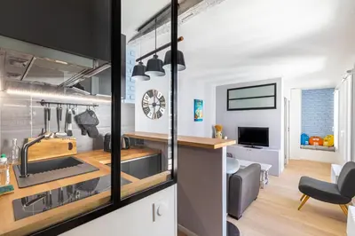 Cuisine ou kitchenette dans l'établissement Stylish Paris Apartment near Louvre & Notre-Dame