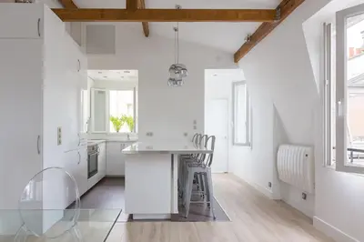 Plan de l'établissement Sublime appartement refait à neuf en dernier étage baigné de lumière avec une très belle hauteur sous plafond 2 chambres en plein centre de Paris