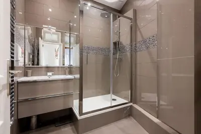 Salle de bains dans l'établissement Sublime appartement refait à neuf en dernier étage baigné de lumière avec une très belle hauteur sous plafond 2 chambres en plein centre de Paris