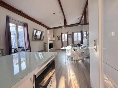 Cuisine ou kitchenette dans l'établissement Sublime appartement refait à neuf en dernier étage baigné de lumière avec une très belle hauteur sous plafond 2 chambres en plein centre de Paris