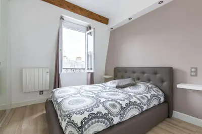 Un ou plusieurs lits dans un hébergement de l'établissement Sublime appartement refait à neuf en dernier étage baigné de lumière avec une très belle hauteur sous plafond 2 chambres en plein centre de Paris