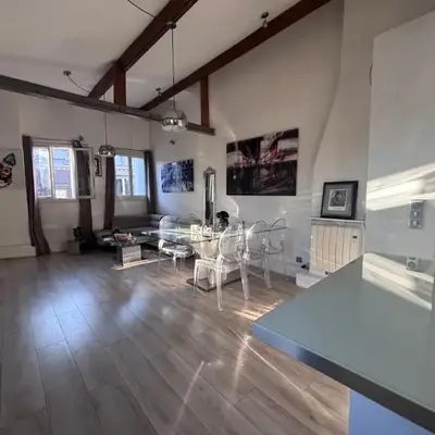 Sublime appartement refait à neuf en dernier étage baigné de lumière avec une très belle hauteur sous plafond 2 chambres en plein centre de Paris