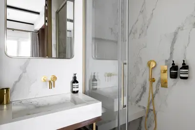 Salle de bains dans l'établissement HIGHSTAY - Luxury Serviced Apartments - North Marais 2