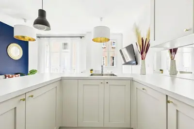 Cuisine ou kitchenette dans l'établissement Luxury near Monceau & Wagram