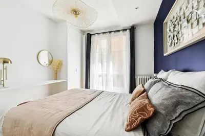 Un ou plusieurs lits dans un hébergement de l'établissement Luxury near Monceau & Wagram