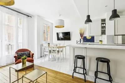 Télévision ou salle de divertissement dans l'établissement Luxury near Monceau & Wagram
