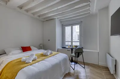 Un ou plusieurs lits dans un hébergement de l'établissement New and Designed Studio well Equipped - Heart of Paris 2