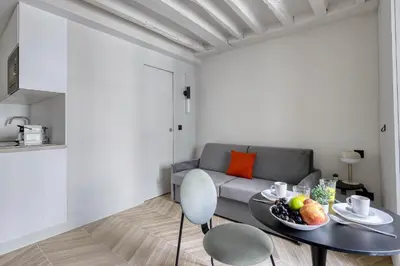 Coin salon dans l'établissement New and Designed Studio well Equipped - Heart of Paris 2