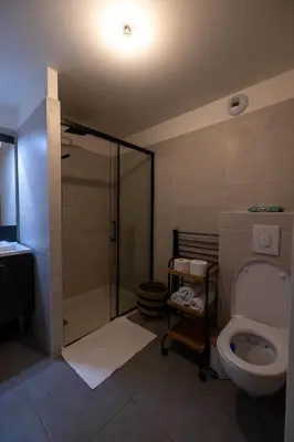 Salle de bains dans l'établissement Le royaume de Fabrice