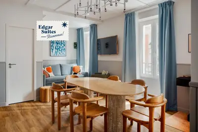 Télévision ou salle de divertissement dans l'établissement Edgar Suites Montmartre - Paul Albert