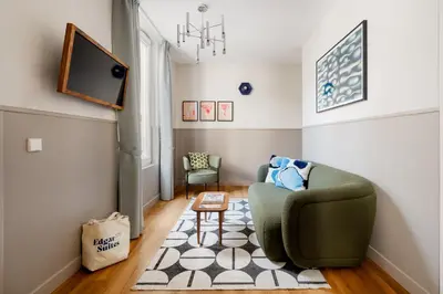 Télévision ou salle de divertissement dans l'établissement Edgar Suites Montmartre - Paul Albert