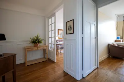 Télévision ou salle de divertissement dans l'établissement Lovely & Quiet à Montmartre