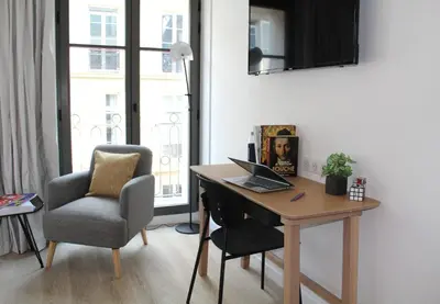 Télévision ou salle de divertissement dans l'établissement FINESTATE Coliving Champs-Elysées
