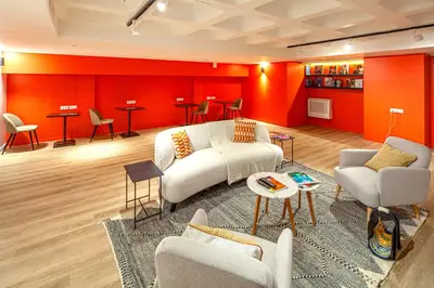 Coin salon dans l'établissement FINESTATE Coliving Champs-Elysées