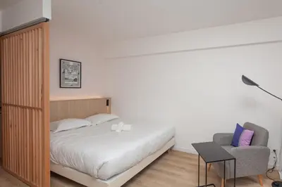 Un ou plusieurs lits dans un hébergement de l'établissement FINESTATE Coliving Champs-Elysées