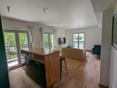 Télévision ou salle de divertissement dans l'établissement Résidences Grande Jatte, Face Seine, Suites Luxe 52m2 à 97m2, Hôpital Américain à 600m
