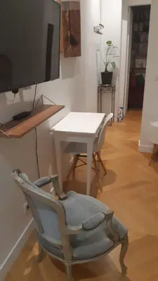 Télévision ou salle de divertissement dans l'établissement Au cœur du quartier Latin