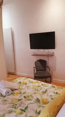 Télévision ou salle de divertissement dans l'établissement Au cœur du quartier Latin