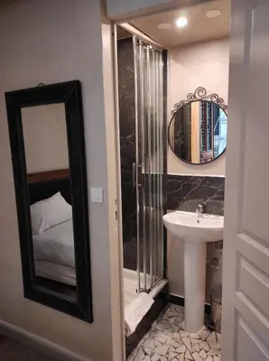 Salle de bains dans l'établissement Hotel Clermont Montmartre