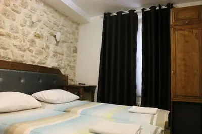 Un ou plusieurs lits dans un hébergement de l'établissement Hotel Clermont Montmartre