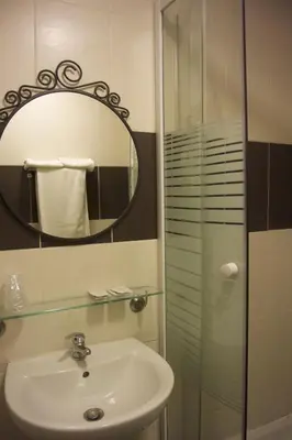 Salle de bains dans l'établissement Hotel Clermont Montmartre