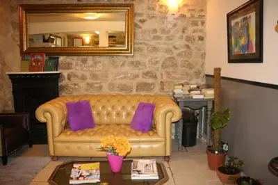 Coin salon dans l'établissement Hotel Clermont Montmartre
