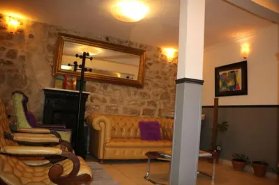 Coin salon dans l'établissement Hotel Clermont Montmartre