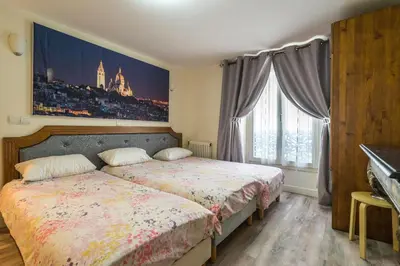 Un ou plusieurs lits dans un hébergement de l'établissement Hotel Clermont Montmartre