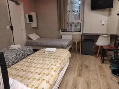 Un ou plusieurs lits dans un hébergement de l'établissement Hotel Clermont Montmartre
