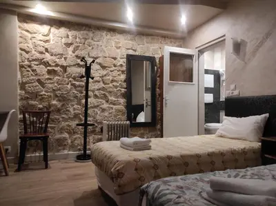 Un ou plusieurs lits dans un hébergement de l'établissement Hotel Clermont Montmartre