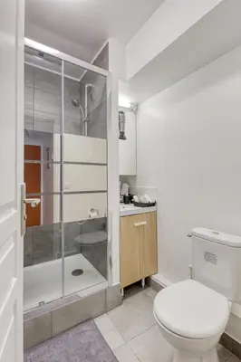 Salle de bains dans l'établissement L'Appartement d'Art et de Lumière