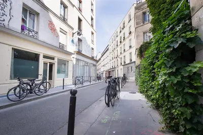 Vélo sur le terrain de l'établissement Boutik Boheme L'Atelier Père Lachaise ou dans les environs
