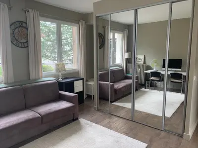 Télévision ou salle de divertissement dans l'établissement Porte Maillot-Charming and calm studio at Neuilly