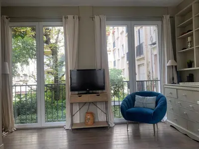 Télévision ou salle de divertissement dans l'établissement Porte Maillot-Charming and calm studio at Neuilly