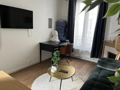 Télévision ou salle de divertissement dans l'établissement Cosy appartement in Paris